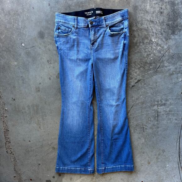 Torrid Bombshell Flare Jeans Women's 14R Blue Premium Stretch Denim Five Pockets - Picture 2 of 12